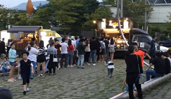 부산 청년 푸드트럭 앞에 손님들이 길게 줄 서 있다. (사진제공=부산시)