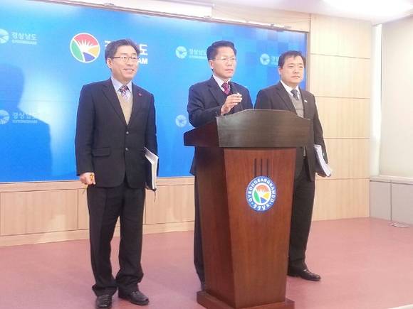 19일 한경호 도지사권한대행이 도청 프레스센터에서 '항공MRO사업 유치' 를 발표하면서 향후 추진계획에 대해 설명하고 있다.(사진=CNB뉴스 강우권 기자)