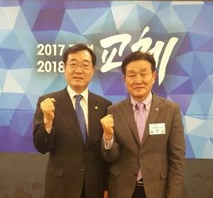김일권 전 양산시의회 의장이 민홍철 더불어민주당 경남도당 위원장에게 도당 지방자치특별위원장 임명장을 받고 화이팅 하고 있다. (사진제공=김일권)