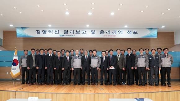 (가운데 좌측부터) KAI 김조원 사장, 경영혁신위 김호중 위원장(건국대 교수), KAI 류재선 노조위원장 (사진제공=KAI)