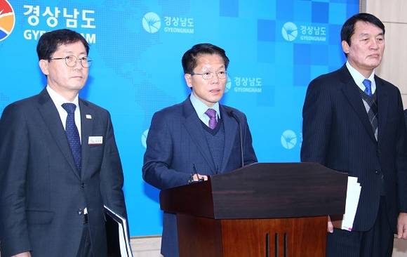 28일 한경호 도지사 권한대행(중간)이 도청 프레스센터에서 '가야사 복원 종합계획'에 대해 브리핑 하고 있다. (사진제공=경남도)