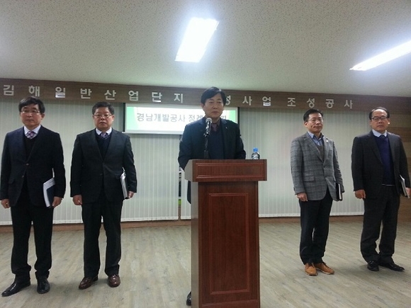 최태만 경남개발공사 사장 직무대행이 1일 오전 서김해일반산업단지에서 현장 브리핑을 열고 있다. (사진=CNB뉴스 강우권 기자)