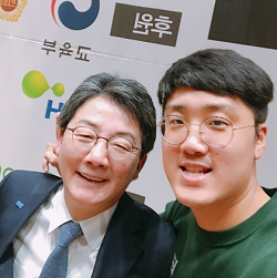 대학생 국회의원으로 선발된 와이즈유 박지원 학생(오른쪽)이 유승민 의원과 기념촬영을 하고 있다. (사진제공=와이즈유)