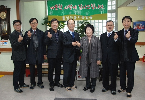 13일 창원대 최해범 총장(가운데), 보직자, 직원단체 대표 등이 풀잎마을 지영옥 원장(오른쪽 셋째)에게 성금을 전달한 후 기념촬영을 하고 있다. (사진제공=창원대)