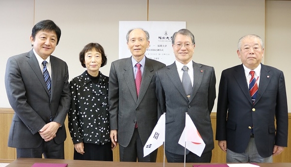 경남대 박재규 총장(왼쪽에서 세번째), 후쿠오카대학교 야마구치 마사토시 총장(왼쪽에서 네번째)