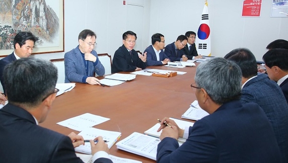 20일 한경호 권한대행이 경남도 3개 현안에 대한 점검회의를 하고 있다. (사진제공=경남도)