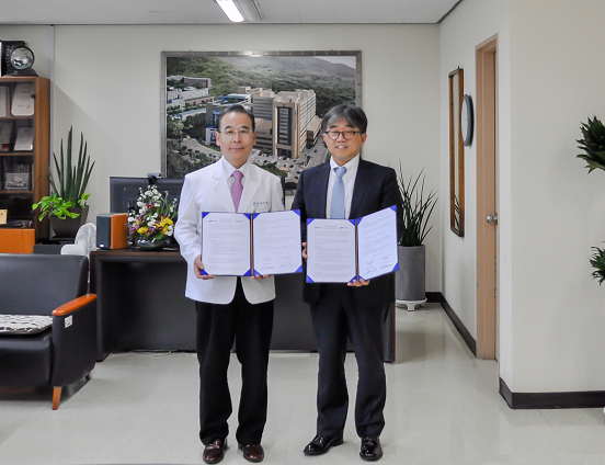 왼쪽부터 허재택 동아대병원장, 권오정 삼성서울병원장. (사진제공=동아대병원)