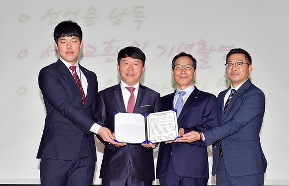 2일 노사선언문을 공개하는 aT 이병호 사장(왼쪽으로부터 세 번째)과 이선우 aT 노동조합 위원장(왼쪽으로부터 두 번째) (사진제공=한국농수산식품유통공사)