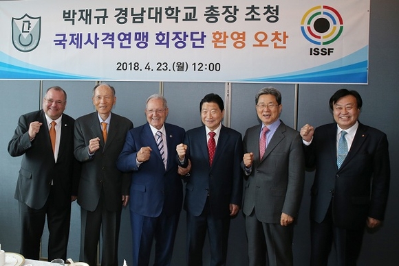 (왼쪽부터) 프란츠 슈라이버 ISSF 사무총장, 박재규 경남대학교 총장, 올레가리오 바스께스 라냐 ISSF 회장, 안상수 창원시장, 이달곤 2018창원세계사격선수권대회 조직위원장, 최광주 경남신문 회장 (사진제공=경남대)
