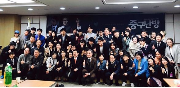 지난 3월 16일 국회에서 개최된 '중구난방:시민평의회 – 일하는 국회 만들기 프로젝트' 행사 이후 참석자들과 함께 한 김경수 의원 (사진제공=김경수 의원실)