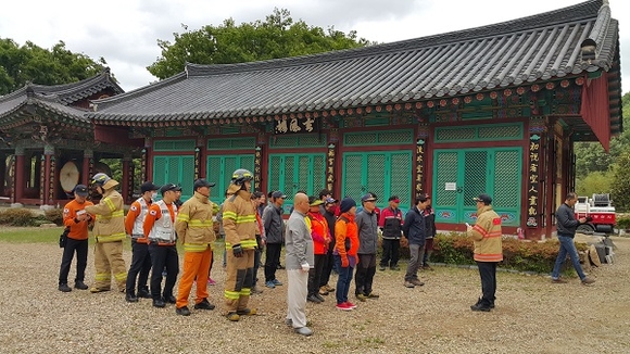 양산시 원동면 신흥사에서 지난 3월 문화재 합동안전점검 및 화재진압훈련을 실시하고 있다. (사진제공=양산소방서)