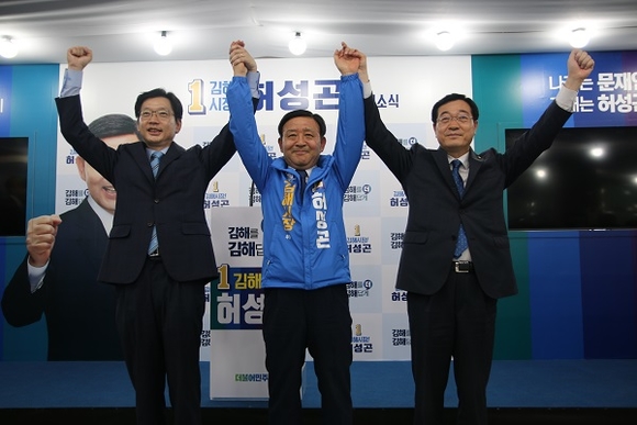 지난 17일 오후 허성곤 더불어민주당 김해시장 예비후보 선거사무소 개소식에서 같은 당 김경수 경남도지사 후보(왼쪽부터)와 허성곤 후보, 민홍철 경남도당위원장이 필승을 다짐하고 있다. (사진제공=허성곤 사무소)