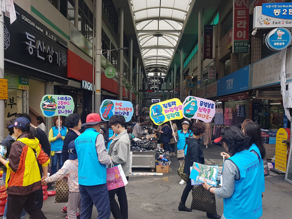창원방문의 해 전문서포터즈 홍보단이 대구서문시장에서 게릴라 홍보를 하고 있다. (사진제공=창원시)