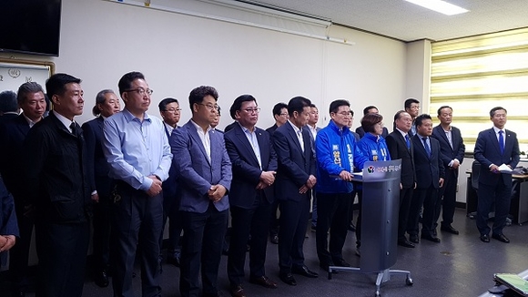 김일권 더민주 양산시장 후보가 24일 양산시청 프레스센터에서 기자회견을 열고 필승을 다짐하고 있다. (사진제공=김일권후보 사무소)