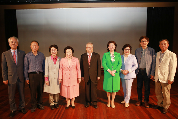 23일 와이즈유 해운대캠퍼스 대강당에서 열린 '건학이념 춘계학술대회' 관계자들이 기념촬영을 하고 있다. (사진제공=와이즈유)