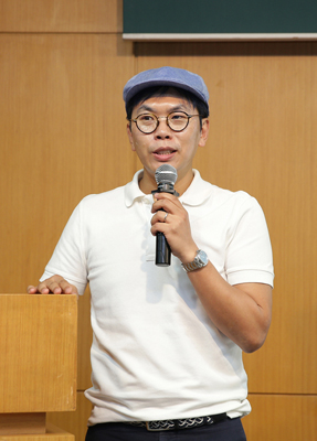24일 인제대학교 본관 대강당에서 '무한도전' 김태호PD가 무한도전의 무한한 도전'이라는 주제로 특강을 하고 있다. (사진제공=인제대)