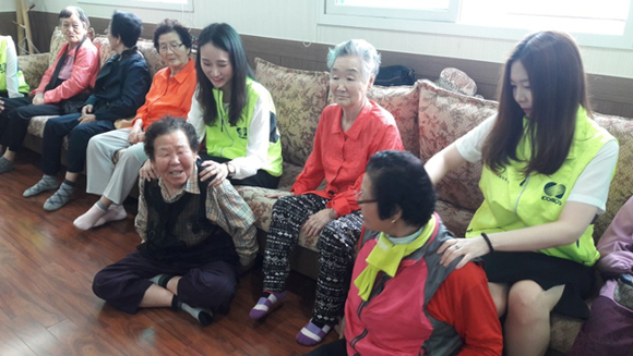 28일 노인보호센터에서 한국남부발전 신입사원들이 봉사활동을 하고 있다. (사진제공=남부발전)