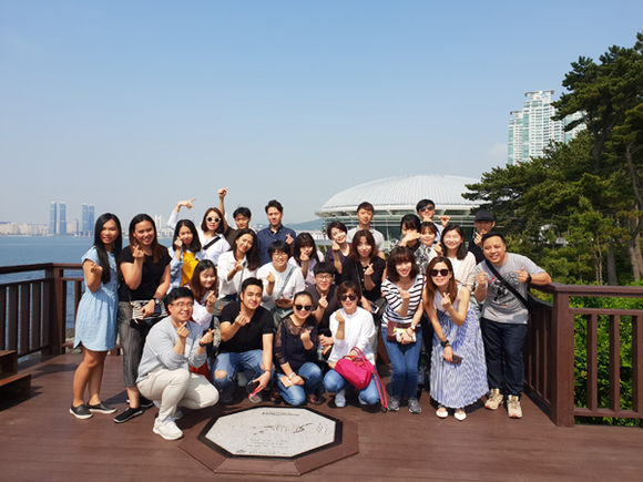 부산시·부산관광공사·에어부산이 30일 에어부산 현지 직원대상으로 실시한 '스터디투어'에 참가한 참가자들이 기념촬영 하고 있다. (사진제공=부산관광공사)