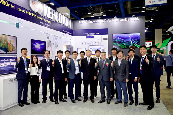 30일 서울 코엑스에서 열린 '2018 국제전기전력전시회'에 참가한 한전KDN 홍보부스 임직원들이 기념촬영 하고 있다. (사진제공=한전KDN)