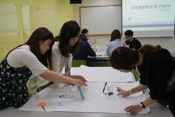 국립부산과학관에 방문한 부산시 공무원들이 드로잉로봇 교육을 받고있다. (사진제공=국립부산과학관)
