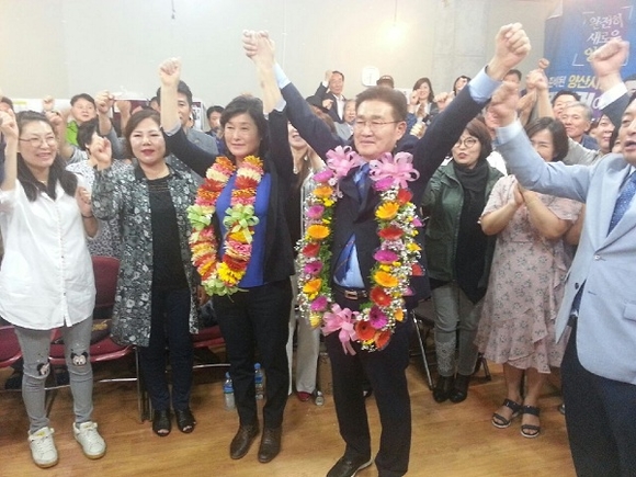 김일권 양산시장 당선자가 지지자들과 함께 당선을 확정받고 환호하고 있다. (사진=CNB뉴스 강우권 기자)