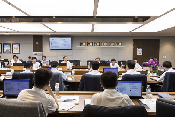 한국남부발전이 본사 비전룸에서 전사 경영간부워크숍을 개최, 사회적가치 중심 업무 추진 및 중장기 경쟁력 확보 방안에 대해 토론하고있다. (사진제공=남부발전)