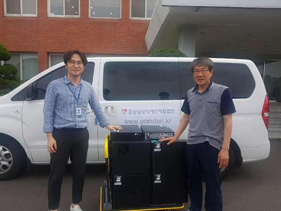 경남에너지가 경남장애인재활협회 재활지원센터를 통해 중고 PC를 기증하고 있다. (사진제공=경남에너지)