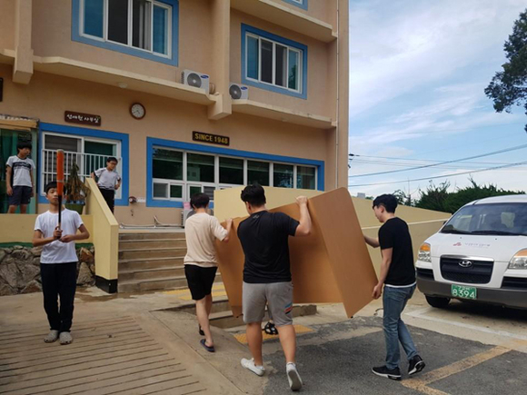 4일 한국폴리텍대학 동부산캠퍼스 학생들이 사회복지법인 성애원에서 나눔 문화 봉사활동을 하고 있다. (사진제공=폴리텍대 동부산캠퍼스)