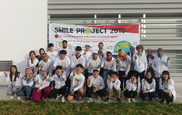 부산대 공학교육혁신센터에서 진행한 '스마일 프로젝트 2018' 글로벌 전공봉사 활동에 참가한 학생들이 기념촬영을 하고 있다. (사진제공=부산대)