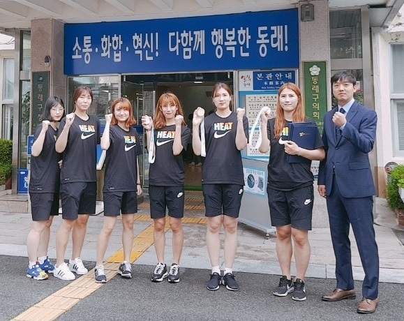 대회 수상후 감독과 선수들이 동래구청 입구에서 화이팅하는 모습. (사진=동래구)