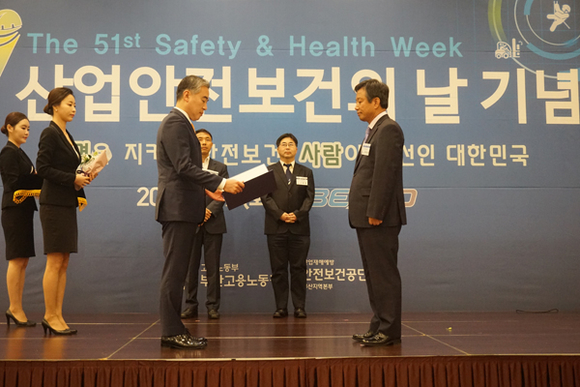 부산시설공단 최한원 이사장 직무대행이 17일 부산 벡스코 컨벤션홀에서 박재민 행정부시장으로부터 제16회 부산광역시 안전문화대상을 받고 있다. (사진제공=부산시설공단)
