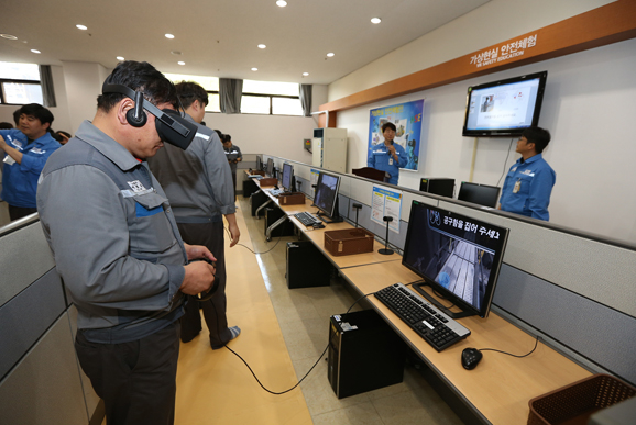 대우조선해양 임직원들이 가상안전체험실에서 안전사고에 대한 가상현실을 체험하고 있다. (사진제공=대우조선)