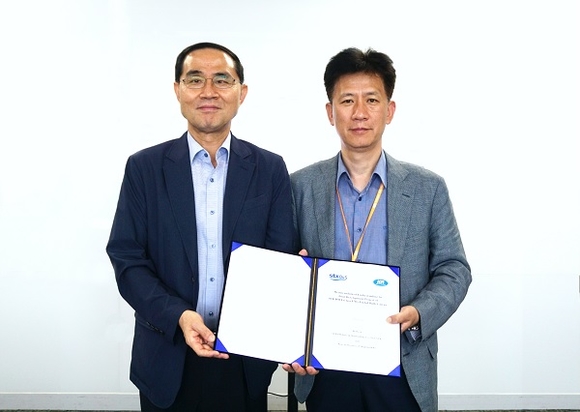 김창욱 한국선급 기술본부장(왼쪽)과 최의걸 STX조선해양 기술부문장이 MOU 체결 후 기념촬영을 하고 있다. (사진제공=한국선급)