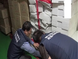 업소 인근 창고에 편강 제품을 은밀히 보관한 모습. (사진=부산시)