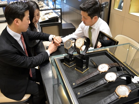 롯데백화점 부산본점 1층 명품시계 매장에서 고객이 시계를 살펴보고 있는 모습. (사진=롯데백화점)