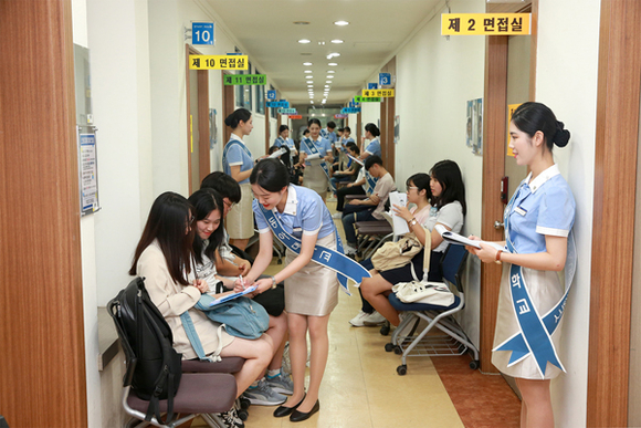동아대에서 개최한 '다우림(DAU林) 모의전형'에 참가해 면접을 기다리는 고교생들에게 재학생 홍보대사 '예그리나'가 안내를 해주고 있다. (사진제공=동아대)