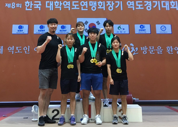 (앞줄 왼쪽부터 시계반대방향으로) 진영삼 감독, 윤가영 선수, 김종경 선수, 김소현 선수, 고우민 선수, 윤하제 선수가 기념촬영을 하고 있다. (사진제공=경남대)