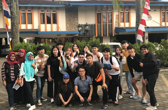 부산대 기계공학부 학생들이 인도네시아 현지 뗄콤 대학 학생들과 만나 봉사활동 지역으로 출발을 앞두고 파이팅을 외치고 있다. (사진제공=부산대)
