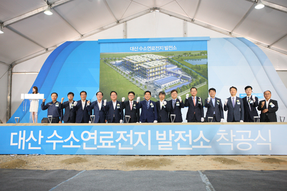 (오른쪽에서 6번째)한국동서발전 박일준 사장이 착공식 행사 후 단체 기념촬영을 하고 있다. (사진제공=동서발전)