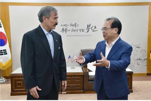오거돈 부산시장은 16일 오후 부산시 국제의전실에서 해리 해리스 주한미국대사의 예방을 받고 경제협력과 한-미 동맹관계 등 다양한 분야에서 의견을 교환하고 있다. (사진제공=부산시)