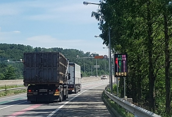 차로변경 스마트단속시스템 설치 모습. (사진=도공 부경본부)