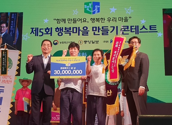 왼쪽 2번째부터 김태석 추진위원장, 신종완 총무. (사진=밀양시)