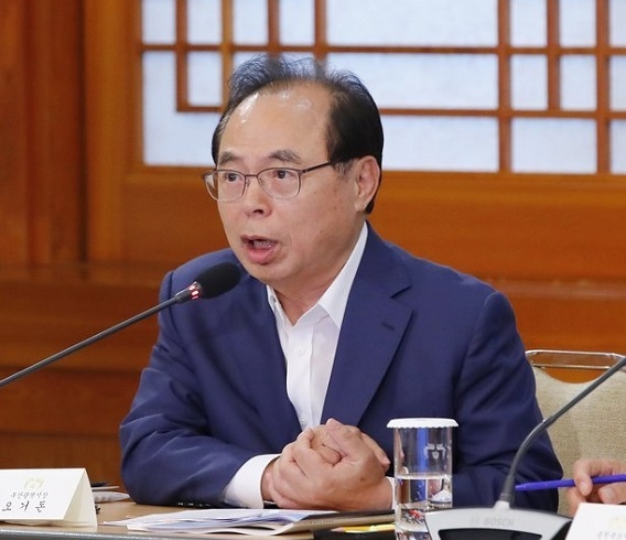 오거돈 부산시장이 30일 청와대에서 열린 시·도지사 간담회에서 부산시의 일자리 핵심정책을 발표하고 있다. (사진=연합뉴스)
