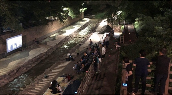 부산시는 지난 18일 북구의 만덕천 살리기운동의 일환으로 진행된 '만덕천 열대야 축제'에 찾아가 행사취지에 부합하는 환경관련 다큐멘터리를 상영해 지역주민들과 함께 뜻깊은 시간을 가졌다. (사진=부산시)