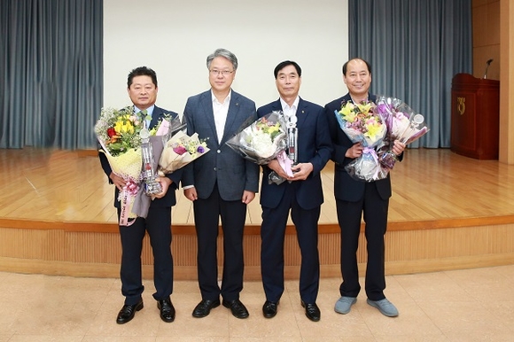 오른쪽부터 밀양축협 박재종 조합장, 용현농협 신재균 조합장, 경남농협 하명곤 본부장, 우포농협 성윤기 조합장. (사진=경남농협)