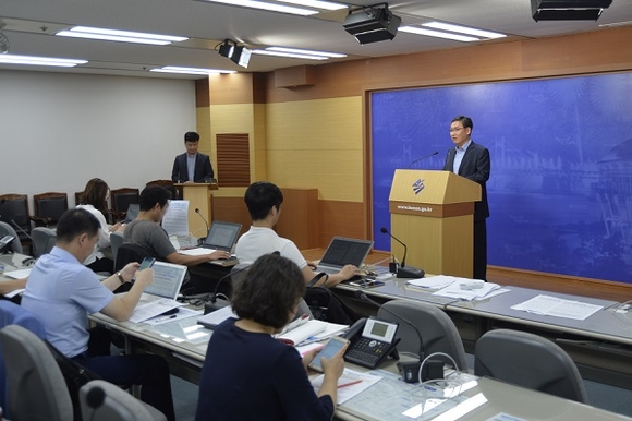 BRT 시민공론화 위원회 오문범 위원장이 5일 오전 부산시청 기자회견장에서 부산 BRT 시민공론화 과정에 대해 설명하고 있다. (사진=최원석 기자)