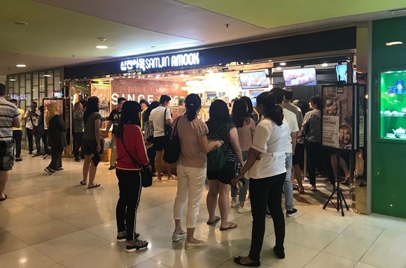 가오픈 중인 삼진어묵 인도네시아 1호점에서 현지 소비자들이 줄지어 있는 모습. (사진=삼진어묵)