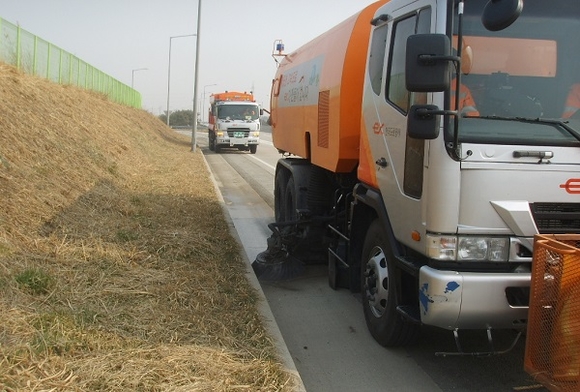 고속도로 갓길측 노면청소 작업 모습. (사진=도공)