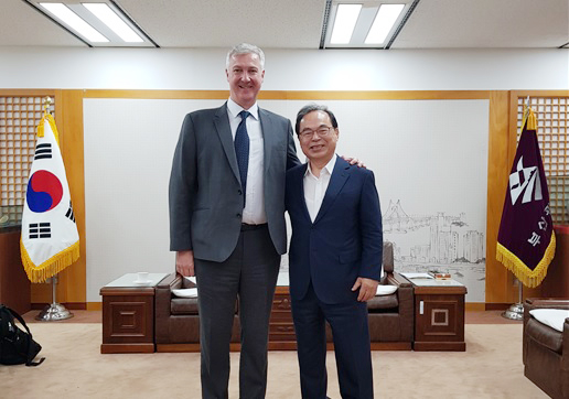 오거돈 부산시장(오른쪽)과 머스크 그룹 APM 터미널 팀 스미스(Tim Smith) 아시아지역 대표이사가 4일 부산시청에서 부산의 비전 및 투자 등에 대한 면담 후 기념촬영을 하고 있다. (사진=부산시)