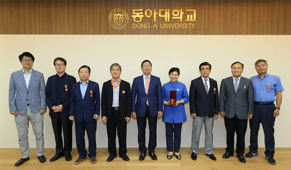 동아대학교 (왼쪽부터) 윤성욱 교무처장, 신홍철 교수, 이상록 교수, 강헌찬 교수, 김동규 교학부총장, 윤여복 교수, 임병균 교수, 양기석 교수, 남정칠 교수. (사진제공=동아대)